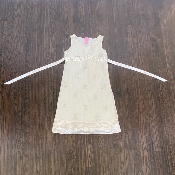 A fancy dress for older girls !! 🤍 - Picture 1 of 2